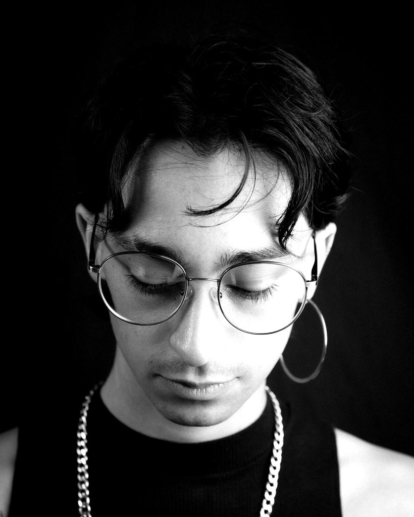 Cliente de frente con el pelo hacia atrás, fondo negro