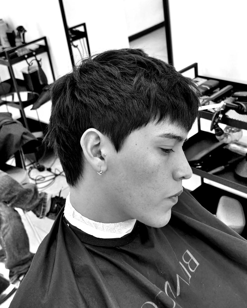 Perfil de un cliente con corte corto de flequillo recto