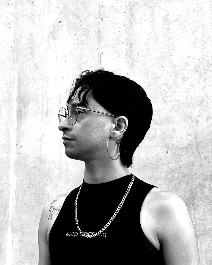 Cliente con mullet frente a un muro de hormigón